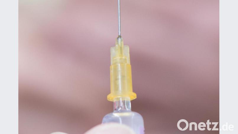 Eine Kinderärztin hält im Rahmen einer Kinderimpfung gegen Meningokokken eine Spritze. Bild: Sebastian Kahnert/zb/dpa