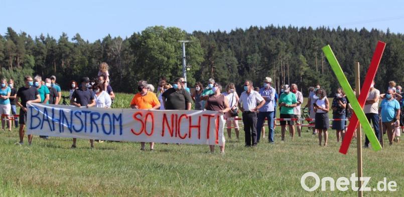 Seit Wochen protestieren Bürger gegen die geplante Bahnstromtrasse. Sie fordern Alternativen. Bild: mfh