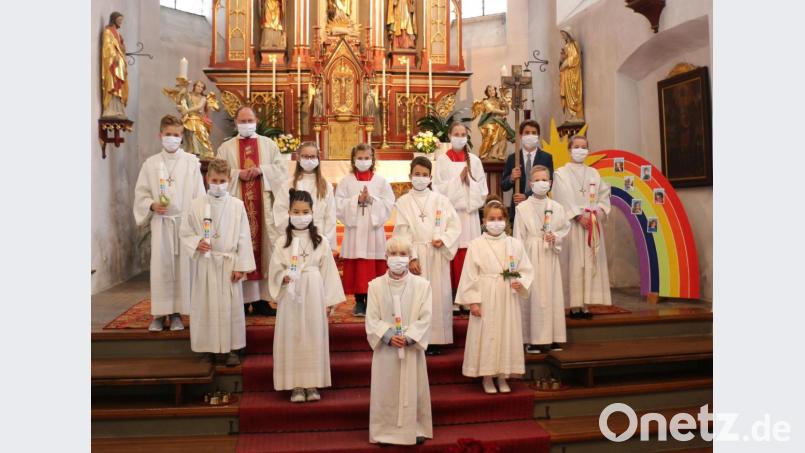 Pfarrer Heribert Stretz (Dritter von links) stellte sich nach dem Festgottesdienst mit den Kommunionkindern zum Erinnerungsfoto auf: (von links) Philipp Paisel, Benjamin Kamm, Pfarrer Heribert Stretz,  Catherine Kellner, Elisa Bodner, Ministrantin Sofia Schmidt, Jack Lynch, Lucas Raps, Ministrantin Lena Slama, Johanna Kopp, Kreuzträger Peter Sieber, Bastian Slama und Hannah Sieber. Bild: rpp