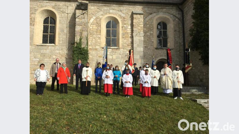 Die Pfarrei Kastl verabschiedet Pfarrer Pater Ryszard Kubiszyn. Nach dem Auszug stellten sich die Verantwortlichen vor der Klosterkirche auf. Bild: Theresia Otterbein/exb