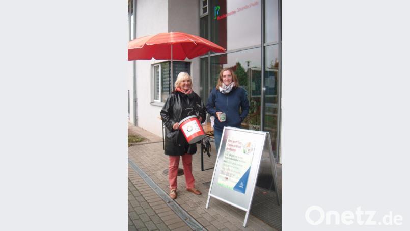 Im Gegensatz zur Rama-dama-Aktion ist die parallel laufende Kippenjagd von Karin Meixner-Nentwig (links) und ihrer Mitstreiterin Helen Jelinek nicht mit Erfolg gesegnet. Bild: ads