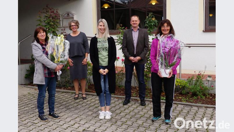 Den beiden für 40 Jahre Arbeit im Kindergarten geehrten Erzieherinnen Isabella Groh (links) und Hildegard Feuerer (rechts) gratulieren Kindergartenleiterin Marina Hildebrand (Mitte), Bürgermeister Erich Meidinger (Zweiter von rechts) und Geschäftsstellenleiterin Liane Kern (Zweite von links). Bild: wec