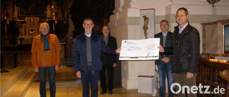 Schatzmeister Alois Michl, Stadtpfarrer Thomas Vogl, Schriftführer Johannes Röttges, Kirchenpfleger Martin Rosner und Vorsitzender Willi Prechtl bei der Übergabe des Schecks. Bild: pz
