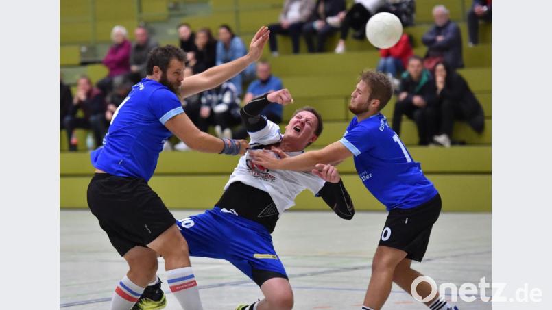 Die Regensburger Spieler kennen kein Erbarmen und stoppen  Christoph Harrieder vom HC Weiden am Kreis mit hartem Einsatz. Der HC Weiden gewann das Saisonauftaktspiel mit 32:31. Bild: A. Schwarzmeier