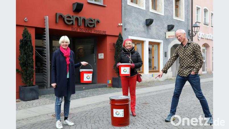 Der Roßmarkt soll frei von Kippen werden und auch bleiben – dafür engagieren sich Gina Renner, Karin Meixner-Nentwig und Sigi Renner (von links). Gesammelt werden die hochgiftigen Zigarettenstummel in Behältern, die auf Betreiben des Vereins Tobacycle aus recycelten Resten von Glimmstängeln hergestellt wurden. Bild: Wolfgang Steinbacher