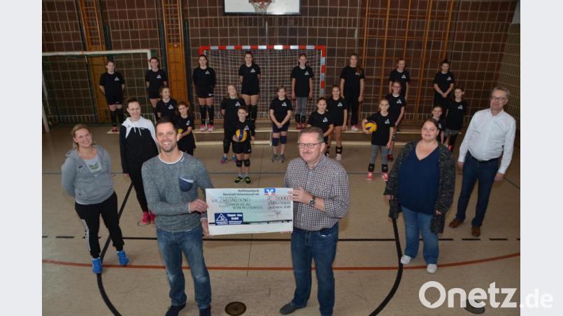 Bauunternehmer Michael Töppel  (vorne, links) überreicht mit seiner Schwester Stephanie Töppel (Zweite von rechts) an die Nachwuchsmannschaft der Volleyballer neue Trainingsshirts und an TV-Vorsitzendem Klaus Nigg (vorne, rechts) 2000 Euro für den vereinseigenen Betrieb des Ski- und Snowboardzentrums Fahrenberg. Bild: dob