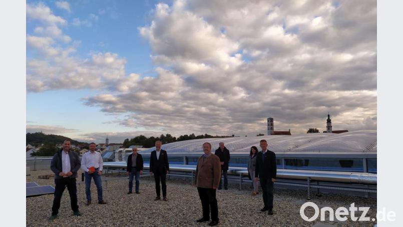 Besonders die an das System der Arena in München angepasste Dachkonstruktion mit ihren acht Luftkissen beeindruckte die FW-Kreistagsfraktion bei ihrer Stippvisite an der Walter-Höllerer-Realschule in Sulzbach-Rosenberg. Bild: Alexandra Sitter/exb