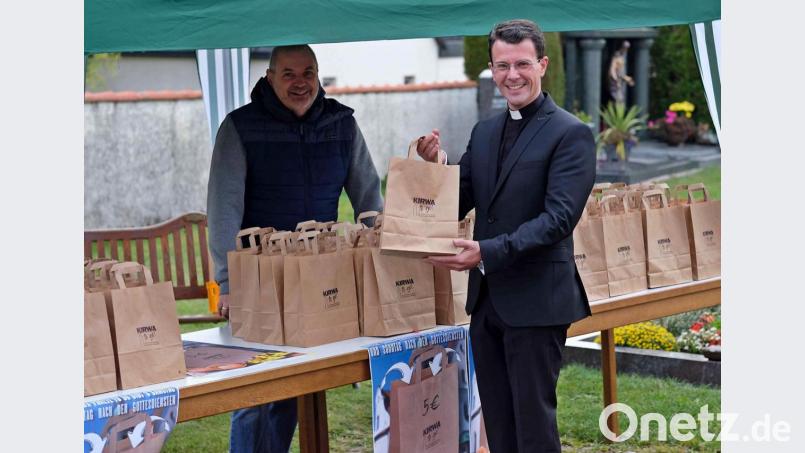 Pfarrer Thomas Kohlhepp ist der Erste am Stand der &quot;Kirwa to go&quot;-Aktion kurz vor dem Start des Verkaufs zur Kirchweihfeier und Patrozinium. Bild: R. Kreuzer