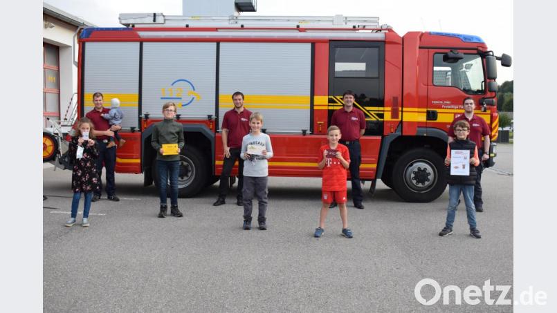 Bei der großen Schnitzeljagd der Feuerwehr gab es nur Gewinner. Kommandant Andreas Ringelstetter (hinten Zweiter von rechts) und sein Führungsteam übergaben den fünf Erstplatzierten ihre verdienten Preise. Bild: bnr