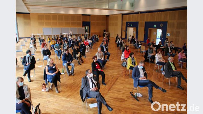 Viele Fachstellen und Mitarbeiter sind zu Gast und feiern das zehnjährige Jubiläum mit. Bild: sne