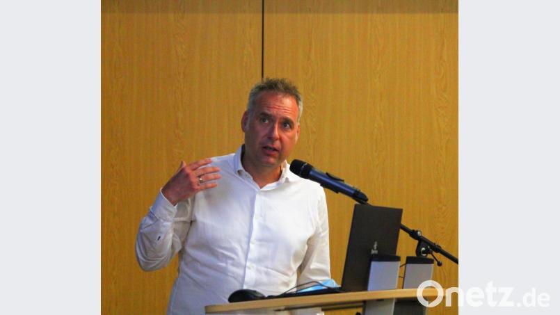 Architekt Markus Neuber erläuterte dem Stadtrat die Entwürfe. Bild: stg