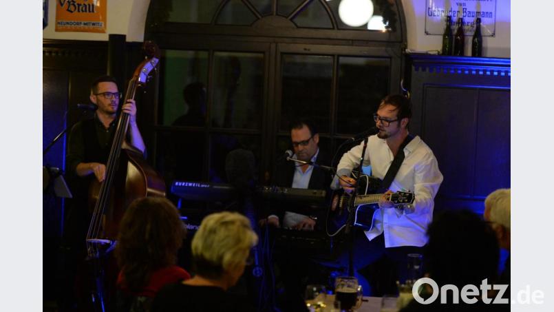 Im Kummert Sudhaus fand das erste Konzert der neu gegründeten Combo Tritone statt. Das Amberger Trio besteht aus den Musikern Bastian Kretschmar (Gitarre, Gesang), Stefan Roggenhofer (Klavier, Gesang) und Jakob Prechtl (Kontrabass, Gesang) und kam beim ersten Auftritt gut an. Bild: brü