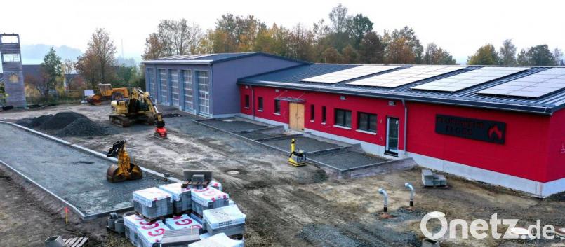 Die Arbeiten am Feuerwehrhaus gehen flüssig voran. Derzeit stehen die Pflasterarbeiten an den Außenanlagen an. Bild: exb