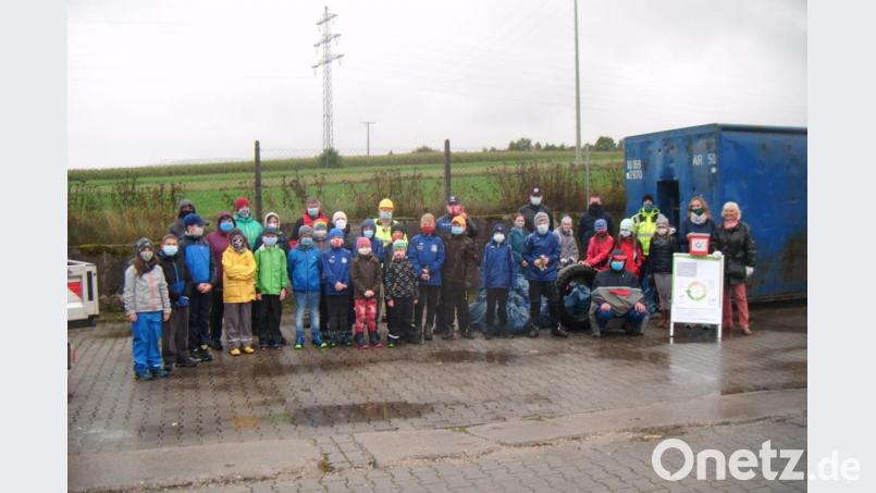 Ein Vierteljahrhundert Einsatz für die Umwelt: Für die Jubiläums-Rama-dama-Aktion in Schnaittenbach kann Organisator Beppo Schuller (vorn rechts, kniend) eine großartige Bilanz ziehen: Maximale Teilnehmerzahl, minimales Müllaufkommen. Bild: ads