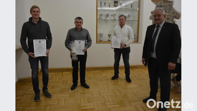 Michael Wohlrab, Helmut Kipferl und Hubert Wilfling (von links), die im Frühjahr aus dem Leonberger Gemeinderat ausgeschieden waren, erhielten bei einer offiziellen Verabschiedung Dankurkunden von Bürgermeister Johann Burger. Josef Siller und Stefan Titz hatten sich entschuldigt. Bild: jr