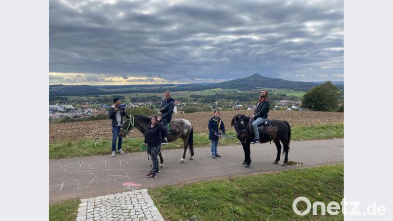 Auf den Pferden von Isabella Panzer (Zweite von rechts) ritten Ulrich Nutz und Andreas Weindl (von rechts) den Kastler Berg hinauf. Bastian Kellermeier (links) hielt das für eine Folge von „Woidboyz on the Road“ fest, solange bis die Kamera streikte. Bild: Eva Schatz/BR/exb