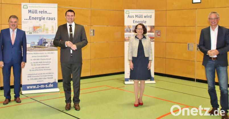 Bei der Wahl in der ersten Sitzung der Versammlung des Zweckverbands Müllverwertung Schwandorf wurde Landrat Thomas Ebeling (Schwandorf; Zweiter von links) als Vorsitzender wiedergewählt. Ihm zur Seite steht als stellvertretende Vorsitzende Oberbürgermeisterin Gertrud Maltz-Schwarzfischer (Regensburg; rechts daneben), sowie die weiteren stellvertretenden Vorsitzenden Landrat Klaus Peter Söllner (Kulmbach; links) und Oberbürgermeister Markus Pannermayr (Straubing; rechts). Bild: Thomas Dobler