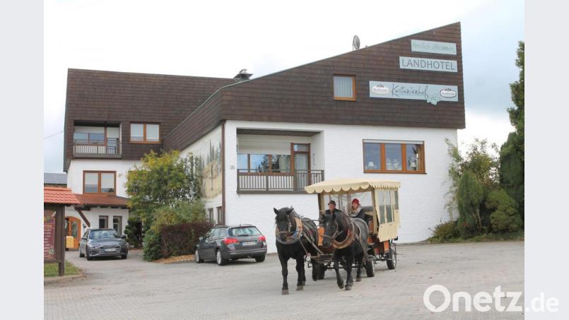 Erhard Holfelder, Seniorchef des Landhotels &quot;Kastanienhof&quot; in Georgenberg, fährt mit der Kutsche aus. Die Tourismusbranche wird sich auch in den kommenden Monaten auf einen harten Kampf einstellen müssen. Bild: pi