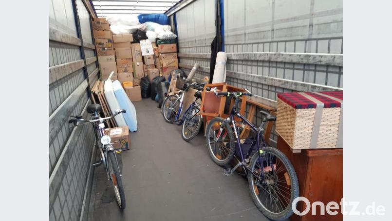 Und wieder machte ein 40-Tonner in der Kümmersbrucker Siedlung Station. Familie Gerl hat neue Hilfsgüter verladen. Bild: gri