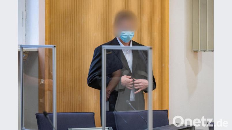 Der Angeklagte steht vor der Urteilsverkündung im Verhandlungssaal des Landgerichts. Bild: Armin Weigel/dpa