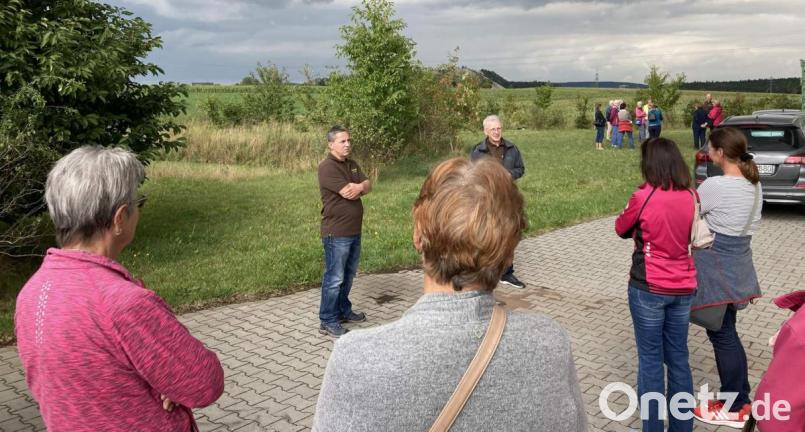 Höchst informativ ist für 25 Mitglieder des Katholischen Frauenbunds die Besichtigung der Biogasanlage Weiher-Kricklhof. Geschäftsführer Laurenz Beck (Zweiter von links) sowie die Gesellschafter Hermann Ott (links) und Werner Wendl (hinten rechts) erläutern das Konzept der Anlage. Bild: u