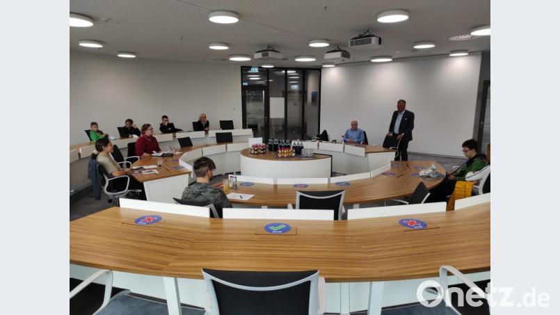 Tutoren und Schüler lernten sich bereits in den Räumen von BHS kennen. Die Begrüßung erfolgte durch Christian Engel, Geschäftsführer der BHS Corrugated, und Manfred Riedl, Personalleiter. Bild: Johannes Zeck/BHS Corrugated/exb