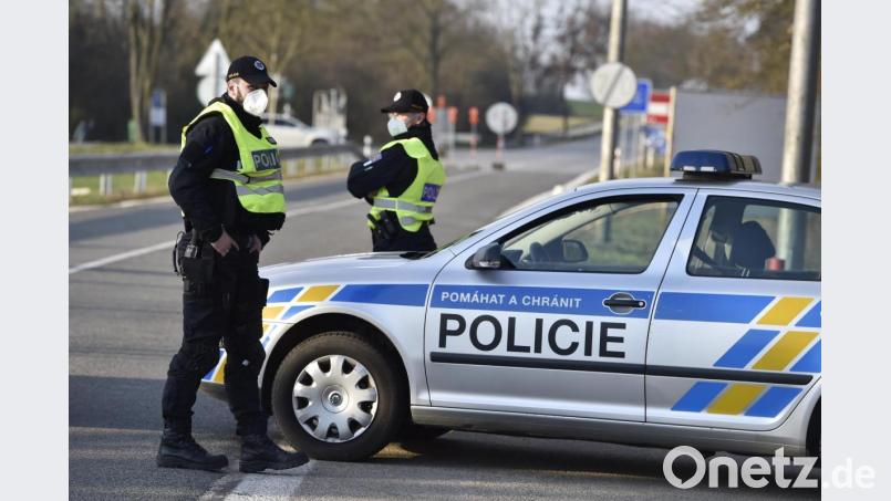 Tschechische Polizisten kontrollieren die Grenze. In der Coronakrise hatte Tschechien ein restriktives Ein- und Ausreiseverbot erlassen. Archivbild: Václav álek