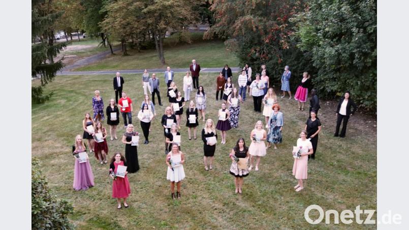 Mit je einer 400-Euro-Prämie, einem Gutschein sowie natürlich ihren Abschlusszeugnissen beendeten 23 Absolventen ihre Ausbildung am Klinikum Fichtelgebirge erfolgreich. Bild: Klinikum Fichtelgebirge/exb