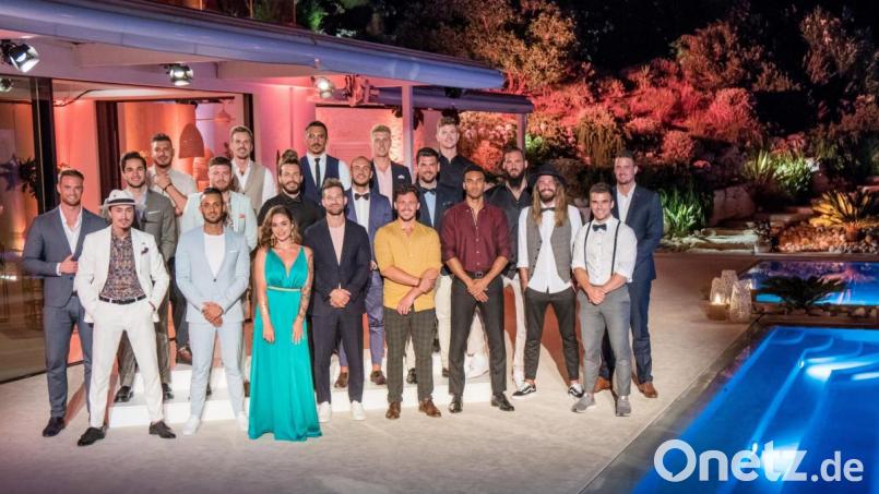 Daniel Bayer (hinten, Zweiter von links) ist nur einer von 20 Männern, aus denen die "Bachelorette" am Mittwoch wählen wird. Bild: TVNOW