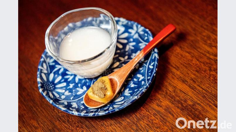Ein Sake aus fermentiertem Reis: Er schmeckt süß und fruchtig nach Lychees. Dazu serviert die Küche ein Stück Pfirsich mit Grüntee-Pulver. Bild: Zacharie Scheurer