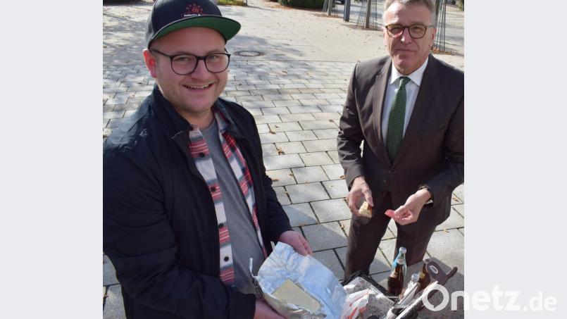Die erste Saison des Projekts &quot;Picknick-Kerwl&quot; geht im Oktober zu Ende. Das &quot;Picknick-Kerwl&quot; durfte beim Pressetermin natürlich nicht leer sein. So genossen Bäckermeister Florian Maschauer und Bürgermeister Franz Stahl (von links) am Marktplatz eine kleine Brotzeit. Bild: szl
