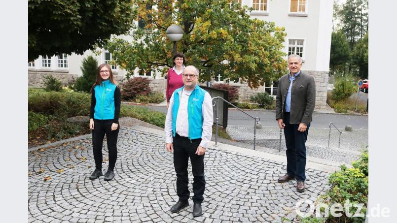 Landrat Roland Grillmeier (rechts) und Sachgebietsleiterin Birgit Üblacker (Zweite von links) freuen sich über die Besetzung der Stelle als Biodiversitätsberaterin durch Nicole Bergler (links) sowie für Dr. Peter Fleischmann, der für Naturschutz an der Unteren Naturschutzbehörde am Landratsamt zuständig ist. Bild: Stefan Malzer, Landkreis Tirschenreuth/exb