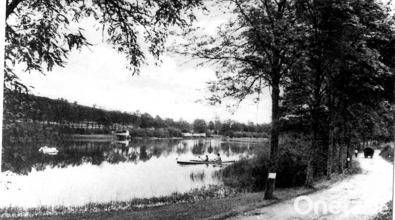 Die in den Kriegsjahren direkt am Rußweiher vorbeiführende Straße aus der 40er Jahren machte es leicht, bei einem kurzen Stopp Kriegsmaterial auf raschem Weg im Rußweiher zu entsorgen. Archivbild: Archiv Heimatverein/exb