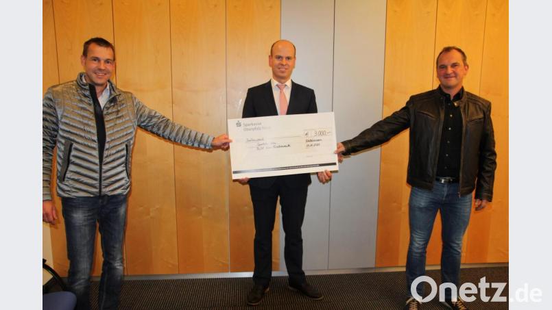 Mit der stattlichen Summe von 3000 Euro unterstützt die Sparkasse Oberpfalz Nord den Erwerb des Jugendsportabzeichens. Unser Bild zeigt bei der Scheckübergabe Filialbereichsleiter Thomas Böhm (Mitte) an BLSV-Kreisvorsitzenden Andreas Malzer (links) und Kreis-Sportabzeichenreferent Werner Selch, der das Geld an die Vereine und Schulen anteilsmäßig weiterleiten wird. Bild: kro