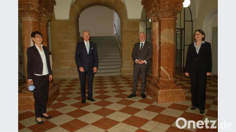 Zu einem Jahr im Amt gratulierten dem Regensburger Amtsgerichtsdirektor Harald Müller (Zweiter von links) die Regensburger Landgerichtspräsidentin Sybille Dworazik (von links), Oberlandesgerichtspräsident Thomas Dickert und dessen Stellvertreterin Waltraut Bayerlein. Bild: gib