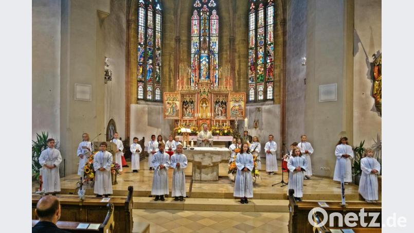 Um den Altar stehend, sangen die Kinder ihr Mottolied: „Ich bin da, wo du bist“ aus ganzem Herzen und voll Freude mit. Bild: bph