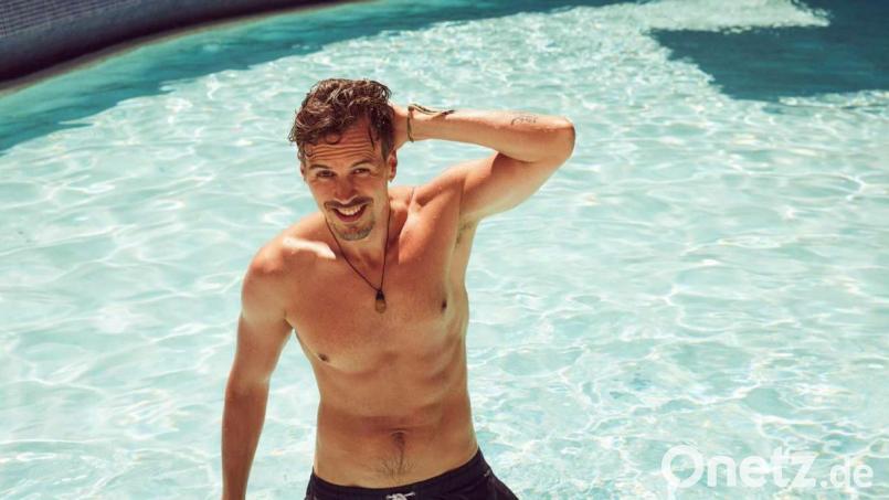 So stellt RTL den Weidener Daniel Bayer vor, der ab 14. Oktober im Fernsehen um die Rosen der zehn Jahre jüngeren Bachelorette buhlen will. Warum oben ohne? Auf Kreta, dem Drehort, war&#039;s anscheinend heiß. Bild: TVNOW