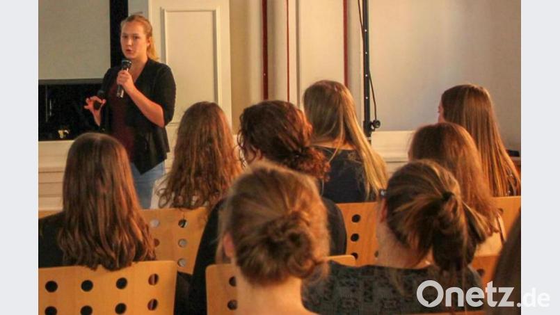 Das OTH-Projekt „students@school“ gibt Schülern Einblicke in ein mögliches Studium: Studenten geben dabei Infos aus erster Hand. Bild: Keck/OTH Amberg-Weiden/exb