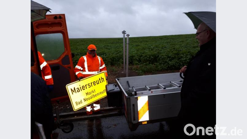 An den Ortseingängen von Maiersreuth sind am Mittwochvormittag die Ortsschilder montiert worden. Bild: pz