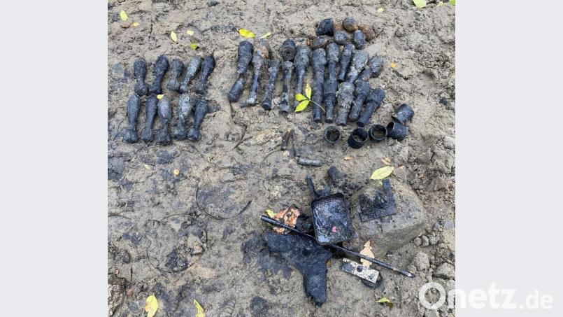Weitere 22 Handgranaten der Wehrmacht entdeckt der Munitionssucher am Mittwoch im südlichen Uferbereich des Rußweihers. Auch ein Päckchen TNT-Sprengstoff fördert er ans Tageslicht. Bild: do