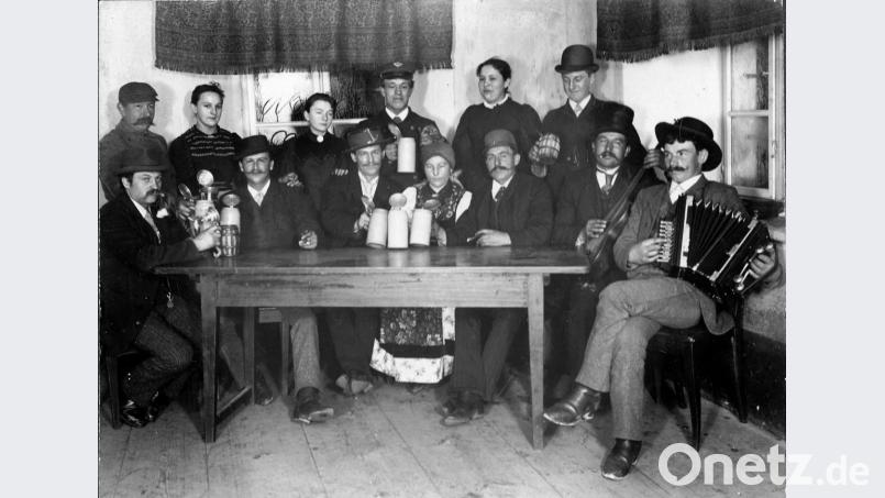 Gute Stimmung herrschte in der Landkutsche schon Anfang des vorigen Jahrhunderts, wie diese historische Aufnahme beweist. Bild: ge