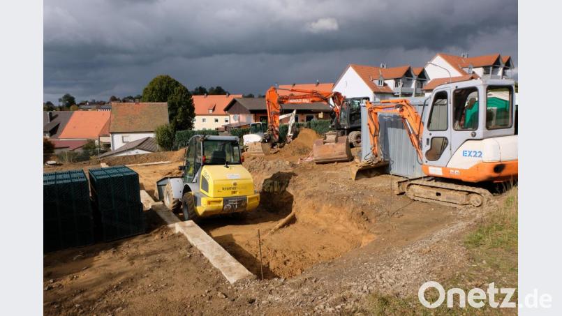 Der Bau der Fertiggaragen in der Schönbrunner Straße schreitet flott voran, Bild: le