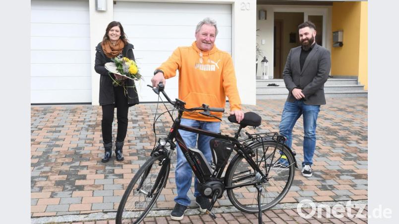 Susanne Döbereiner (von links) spendete das E-Bike ihres verstorbenen Vaters für die Kleine Städtische Hilfe, nachdem Reinhard Hübner das Rad vor der Haustür gestohlen wurde. Bürgermeister Sebastian Dippold dankt für das Engagement mit einem Blumenstrauß. Bild: Gabi Schönberger