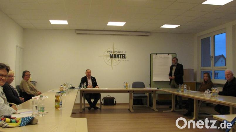 Ein Gremium von ehrenamtlichen Mitbürger erarbeitet mit Bürgermeister Richard Kammerer (sitzend, Mitte) und Karlheinz Dommer (stehend) ein Konzept für den &quot;Marktplatz der Generationen&quot;. Bild: sei