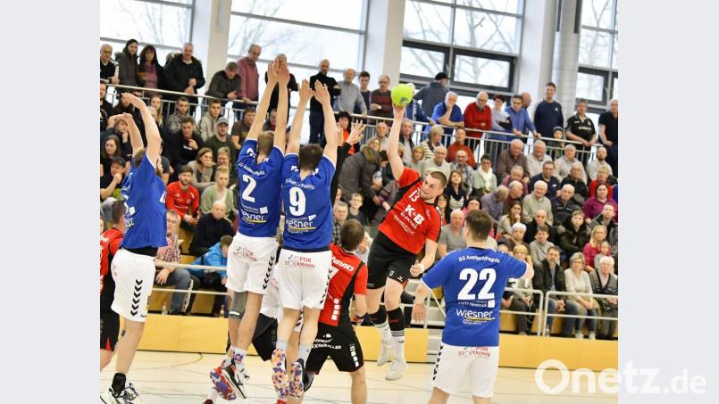 Spieler und Fans der SG Auerbach/Pegnitz müssen weiter auf das erste Saisonspiel warten. Archivbild: Hubert Ziegler