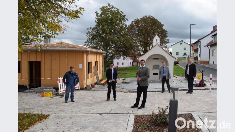 Vom Engagement der Einwohner von Köttlitz bei der Dorferneuerung konnten sich MdL Alexander Flierl (rechts) und Landrat Thomas Ebeling (Mitte) überzeugen. Begleitet wurden sie von Bürgermeister Martin Schwandner (Zweiter von links) und Dritten Bürgermeister Markus Lehner (Zweiter von rechts). Bild: bnr