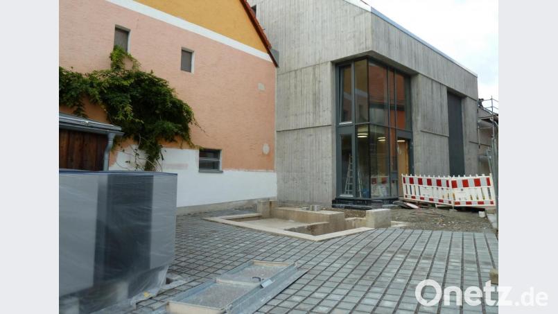 Der Innenhof ist mittlerweile gepflastert. Bei der Wärmepumpe (links) entsteht eine Überdachung, die auch für Veranstaltungen genutzt werden kann. Das Fundament für das Pochwerk beim Eingang (Mitte) ist betoniert. Bild: Portner