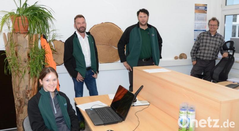 Erfreut über die neuen Räume der Waldbesitzervereinigung zeigen sich (stehend, von links) Vorsitzender Robert Pirner sowie die beiden Geschäftsführer Johannes Bogner und Jörg Berendes. Mit im Bild ist Larissa Pickelmann, die zur Zeit ein Praktikum bei der WBV absolviert. Bild: ker