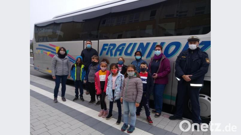 Die Gefahren und das richtige Verhalten an der Bushaltestelle und im Schulbus bringt Polizeihauptmeister Paul Zawal (rechts) mit Unterstützung von Busfahrer Klaus Fiebig (Dritter von links) den Erstklässlern des Sonderpädagogischen Förderzentrums nahe. Bild: ulh