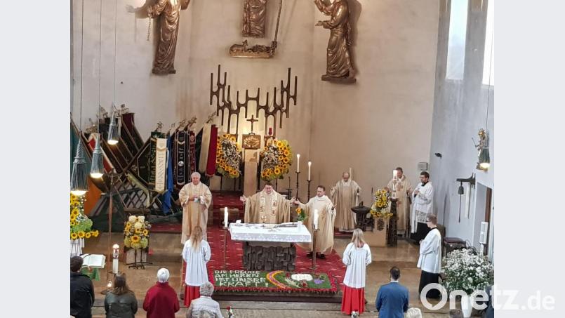 Mit einem Festgottesdienst wurde die Amtseinführung des neuen Moosbacher Pfarrers Udo Klösel (Mitte) mit Dekan Alexander Hösl (rechts) und Diakon Herbert Sturm gefeiert. Bild: gi